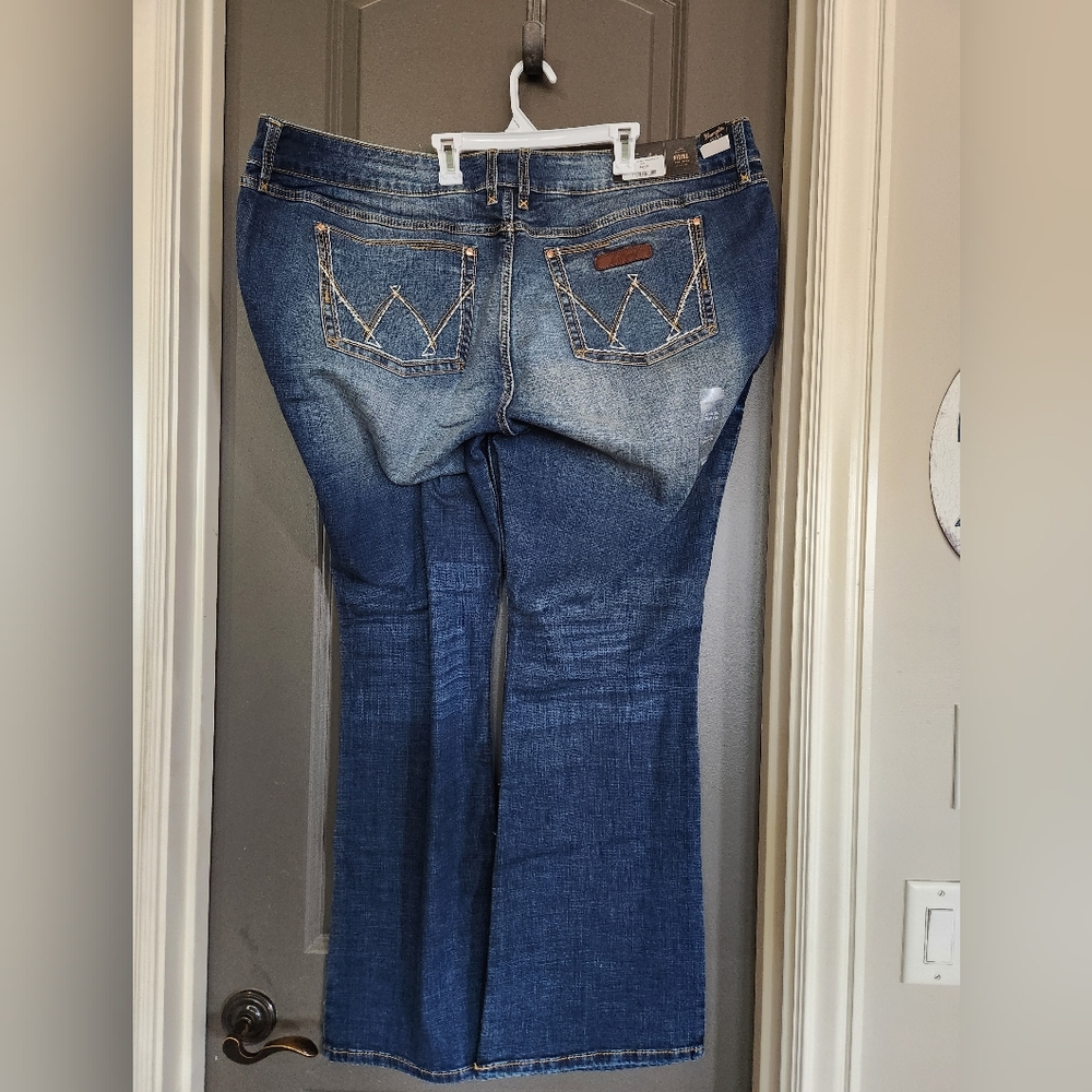 New with tags Wrangler Retro Mae mid-rise 26w x 34